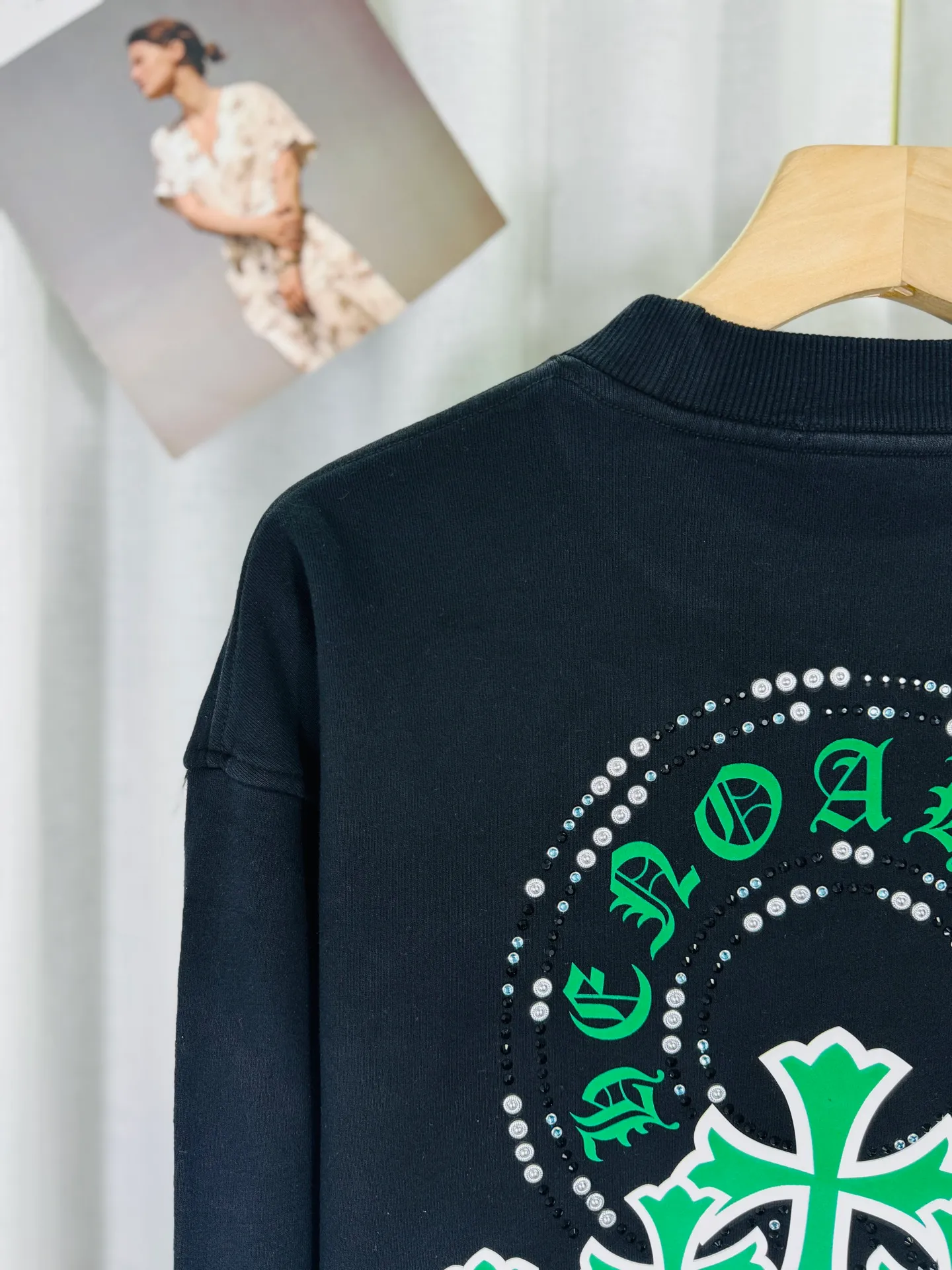 P260 top version, real shot without P, ​​different from market currency) 𝗖𝗵𝗿𝗼𝗺𝗲 𝗛𝗲𝗮𝗿𝘁𝘀/Cro Heart 2025 Reflective Embroidery Beads Compass Embroidery Autumn and Winter New Original Counter American Laser Burnt 3D Diamond Embroidery Couple Casual Sweater 👑The highest version! Customized fabric 420g tripe terry fabric! American acid-washed and distressed original fabric laser burnt ✟appliqué embroidery and exquisite embroidery of letters! The best-selling model in the counter, very comfortable to wear. Accessories: original molded and authenticated collar label➕100% silk wash label. Genuine purchase-grade original hangtag➕matching hanging rope➕3D hanging beads➕original packaging bag. Craftsmanship: The original version has consistent wiring! The highest version of the armhole matching technique! Color: Black White Size: S M L XL Style No.: 9321